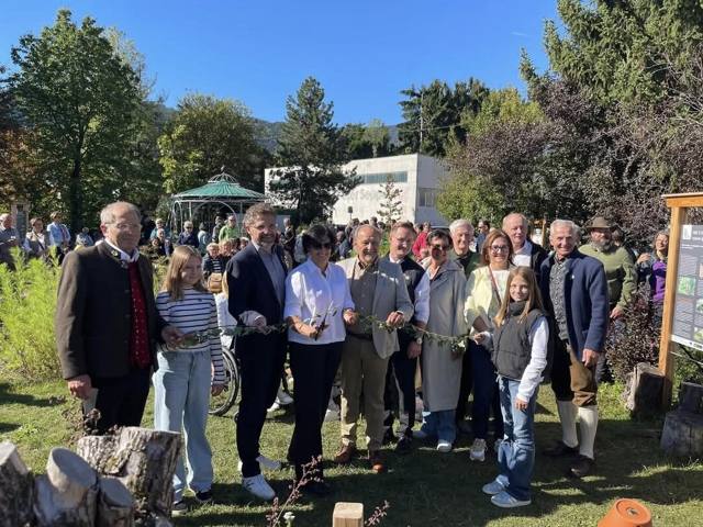 Gruppenfoto beim feierlichen Bandschnitt zur Eröffnung des Igel-Lehrpfads, im Hintergrund viele Gäste und der Pavillon